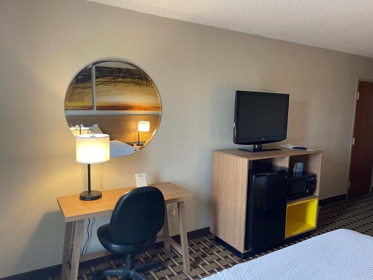 Hotel Days By Wyndham Fayetteville-south/i-95 Exit 49
