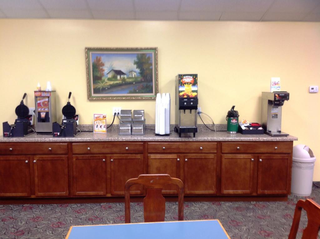 Days By Wyndham Fayetteville-south/i-95 Exit 49 3* Fayetteville