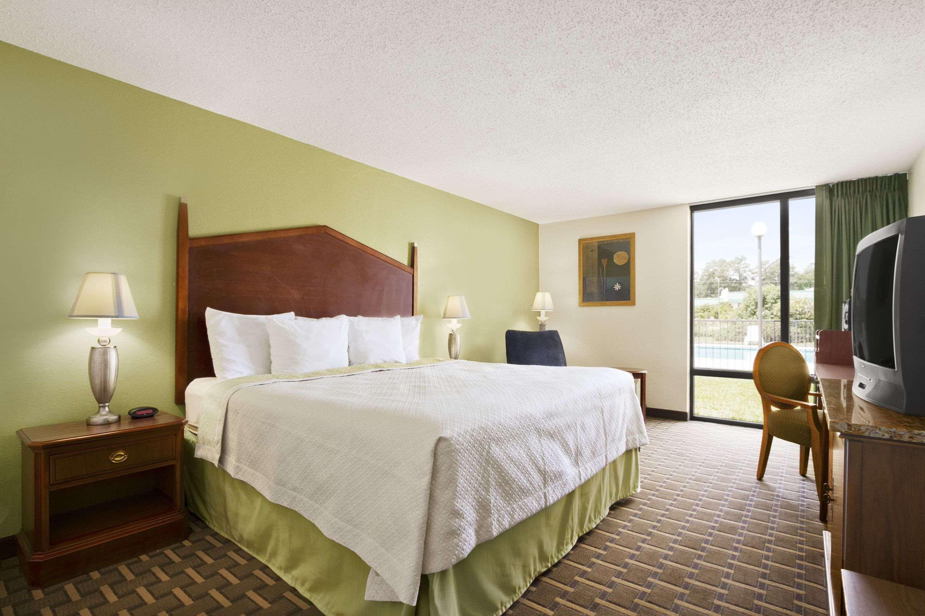 Days By Wyndham Fayetteville-south/i-95 Exit 49 3* Fayetteville