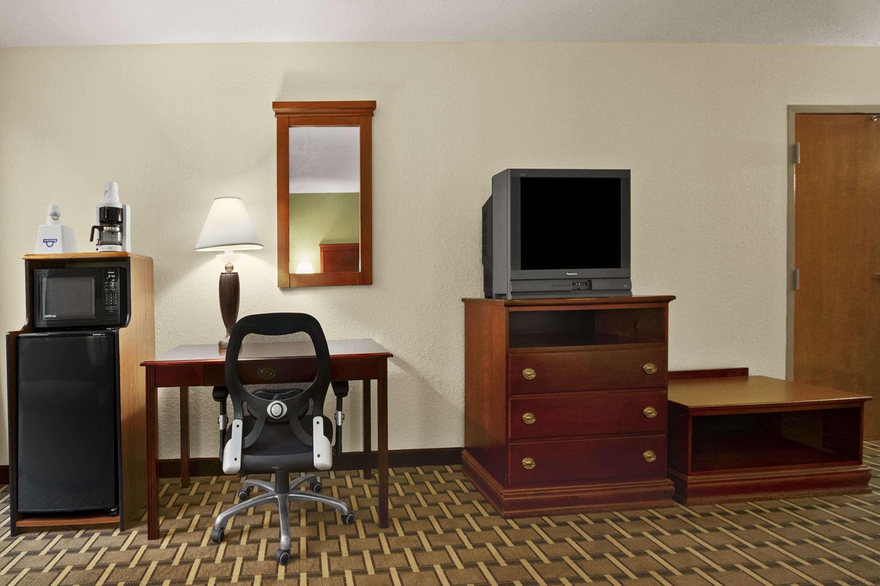 Days By Wyndham Fayetteville-south/i-95 Exit 49 Fayetteville